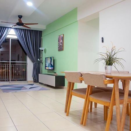 Five H Family Service Apartment Seri Kembangan Luaran gambar