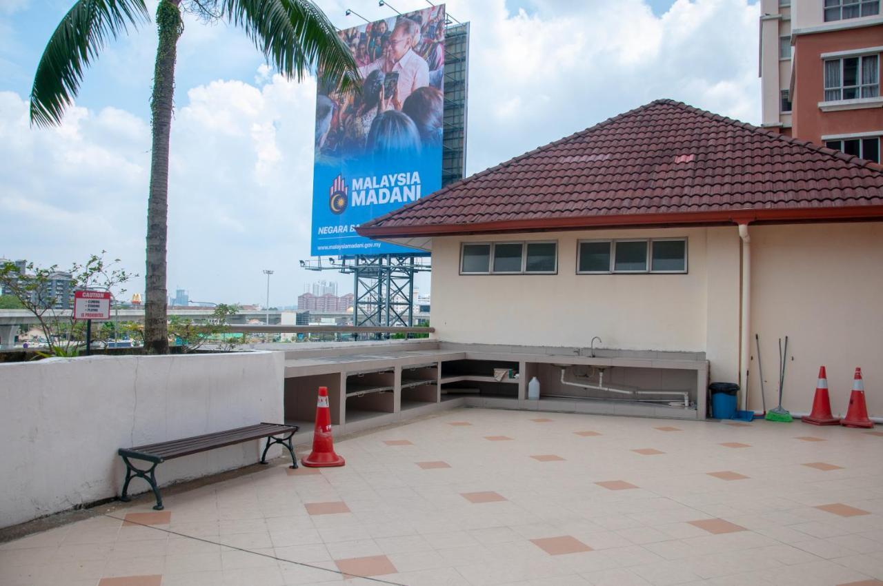 Five H Family Service Apartment Seri Kembangan Luaran gambar